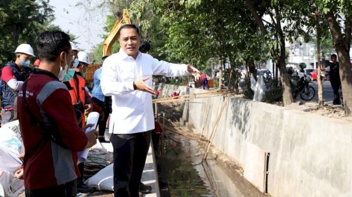 Teks foto: Wali Kota Eri sidak pembangunan selokan/RMOLJatim