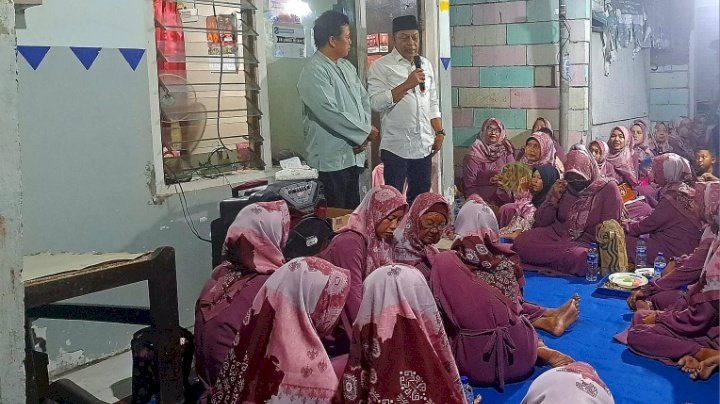 Teks foto: Anas Karno menghadiri pengajian kampung, yang digelar ibu-ibu jamaah Yasinta/RMOLJatim