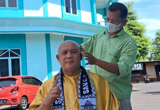 Gus Yasin cukur gundul di depan Museum NU Surabaya pasca Ketua KPK Firli Bahuri ditetapkan sebagai tersangka/ist
