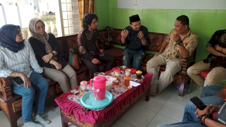 Caption.: Muhammad Sofi Vidianto Dan PP Beserta Para Penerima Bantuan PIP Saat Musyawarah Terkait Dana Pencairan Yang Dipersulit.