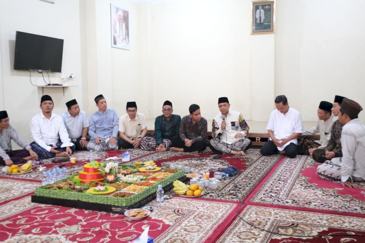 KH Zahrul Azhar As'ad alias Gus Hans bersama para gus saat bertemu Gibran Rakabuming Raka di kediaman guru ngaji Presiden Jokowi, KH Abdul Karim di kompleks Ponpes Az-Zayadiyy, Solo/Ist