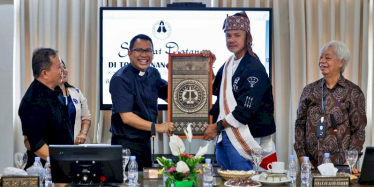 Ganjar Pranowo bersama pendeta dan tokoh masyarakat di Gereja Katolik Hati Tak Ternoda Santa Perawan Maria Makale di Kecamatan Makale, Kabupaten Tana Toraja, Sulawesi Selatan, Sabtu (25/11)/Ist