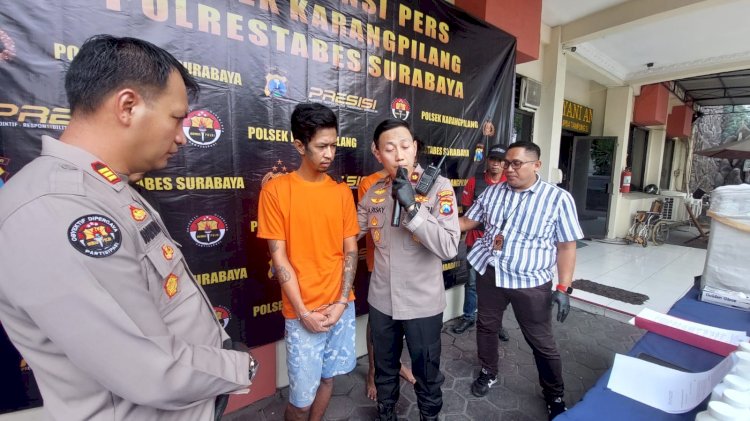 Teks: Tersangka Alfin Mahesa dikeler dari ruang tahanan Polsek Karangpilang