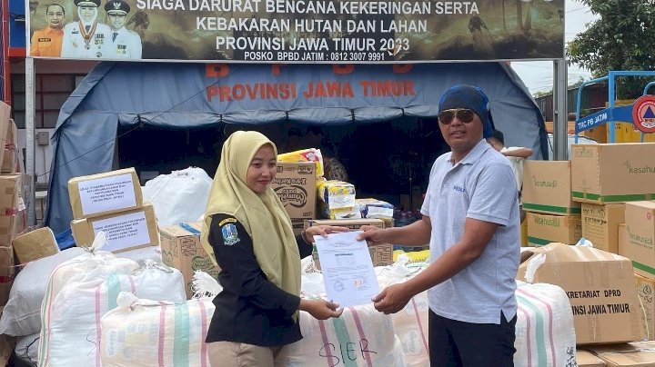 Kepala Departemen Tanggung Jawab Sosial dan Lingkungan (TJSL) PT SIER, Puspita Ernawati saat memberikan bantuan 