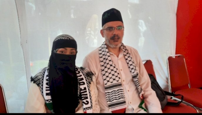 Warga Gaza Palestina Ahmad Almadani didampingi istri saat menghadiri aksi solidaritas umat Islam di Bangkalan untuk Palestina/RMOLJatim 