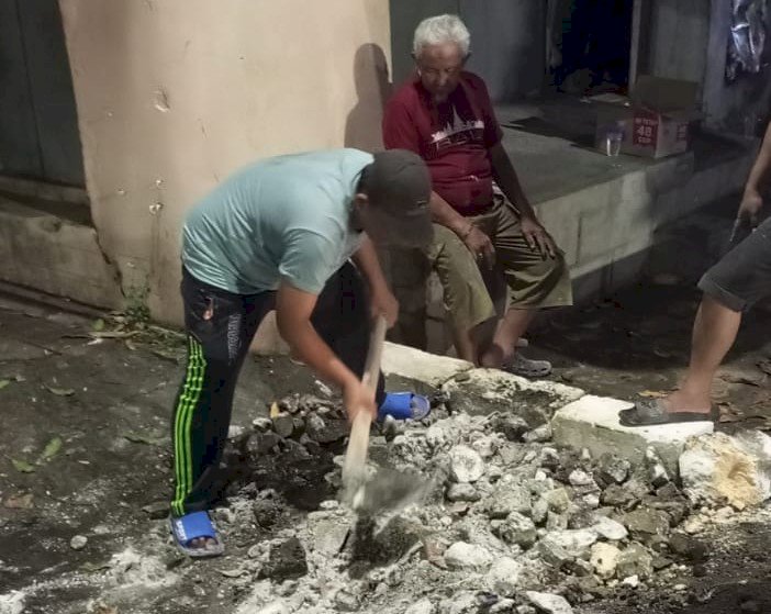 Warga Balongsari Dalam, RT 07 dan RT 04 RW 01, Kelurahan Balongsari, Kecamatan Tandes, gotong royong menguruk jalan bekas galian gorong-gorong/Ist