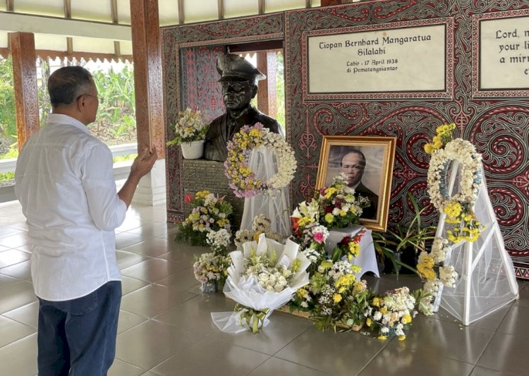 Dahlan Iskan ziarah ke makam TB Silalahi/Disway