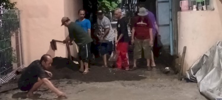 Warga Balongsari Dalam, RT 07 dan RT 04 RW 01, Kelurahan Balongsari, gotong royong perbaiki jalan bekas galian gorong-gorong/RMOLJatim