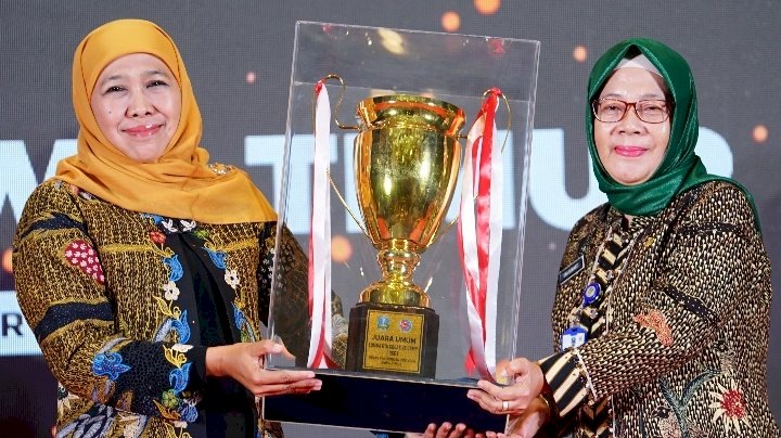 Gubernur Khofifah menerima penghargaan/ ist