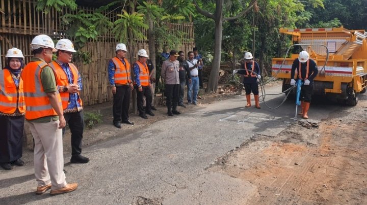 Pj Bupati Probolinggo Ugas Irwanto saat meninjau langsung perbaikan jalan rusak./ RMOL Jatim