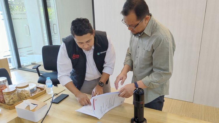 Penandatanganan MoU hibah software Leica Cyclone antara PT Leica Geosystem Indonesia dan PT Sonar Nusantara Utama dengan Departemen Teknik Geomatika ITS/Ist