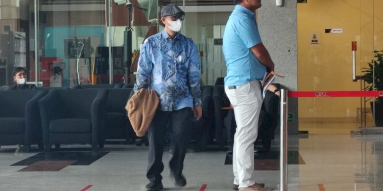 Hakim Agung, Gazalba Saleh pakai kemeja batik warna biru dan mengenakan topi/RMOL