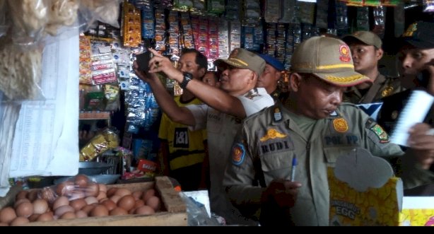 Petugas gabungan dari Satpol PP Mojokerto, TNI/Polri dan Bea Cukai saat memeriksa salah satu toko kelontong/Ist