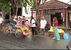 Jumat Berkah, PSI Sumenep Bagikan Ratusan Nasi Kotak untuk Abang Becak hingga Pemulung