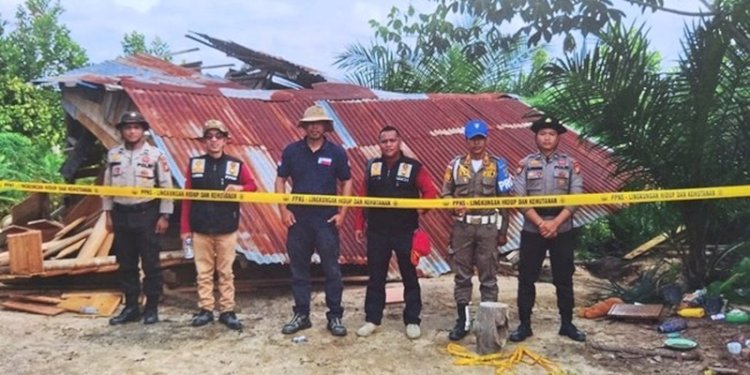 Petugas gabungan usai menghancurkan pondok perambah hutan di Taman Nasional Tesso Nilo/RMOLRiau