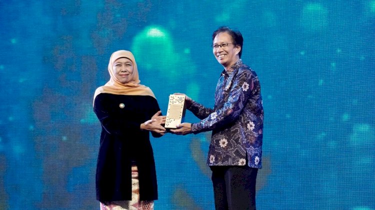 Rektor ITS Prof Dr Ir Mochamad Ashari saat menerima penghargaan Tokoh Peningkatan Mutu Pendidikan Jawa Timur dari Gubernur Khofifah Indar Parawansa/Ist