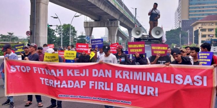 Aliansi Mahasiswa dan Rakyat Penegak Hukum (Amarah) menggelar aksi di depan Mabes Polri, Jakarta Selatan, Jumat (1/12)/Ist