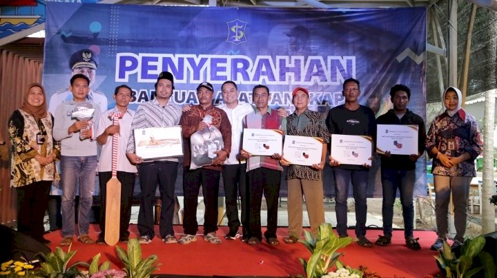 Teks foto: Wali Kota Eri menyerahkan bantuan ratusan alat tangkap ikan untuk KUB Nelayan/RMOLJatim
