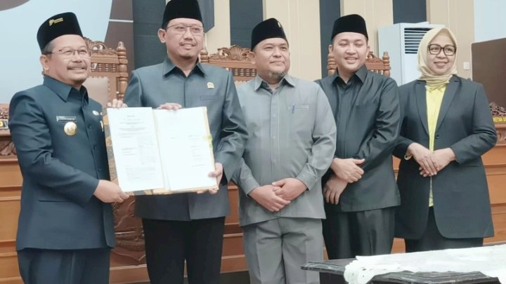 Ketua, Wakil DPRD dan PJ Bupati Kabupaten Pasuruan saat rapat Paripurna penyetujuan Raperda 2024