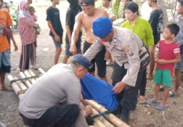 Polisi bersama warga sekitar dan nelayan saat mengevakuasi korban di Pantai Pancer Desa Puger Jember/Ist