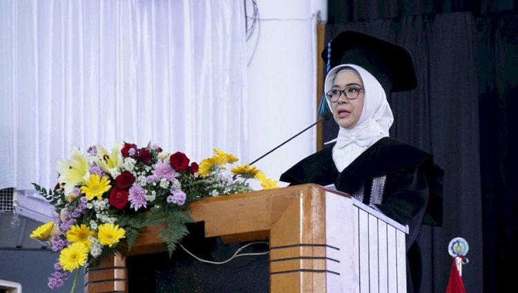 Prof Dr Wiwiek Hendrowati ST MT saat menyampaikan orasi ilmiahnya mengenai rekayasa peredam getaran dinamis/Ist