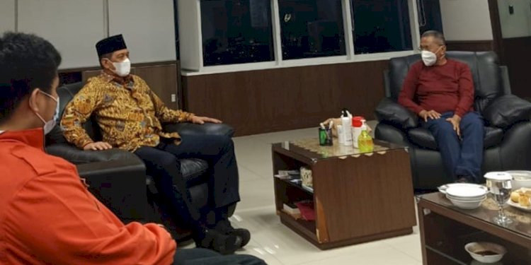 Momen ketika Dahlan Iskan bertemu dengan Doni Monardo, saat almarhum menjabat Ketua BNPB/Istimewa