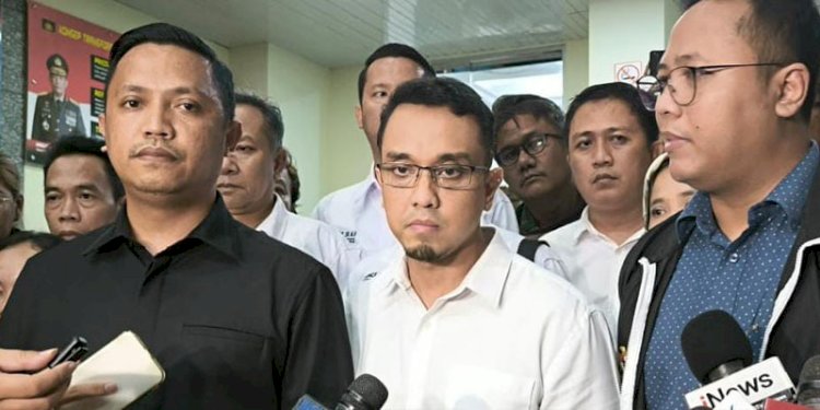 Pengacara Ronny Talapessy dan Jurubicara Tim Pemenangan Nasional (TPN) Ganjar-Mahfud Aiman Witjaksono, usai diperiksa di Polda Metro Jaya, Jakarta Selatan, Selasa (5/12)/Ist