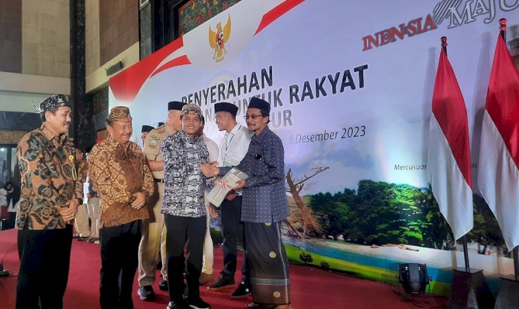 Wakil Menteri Agraria dan Tata Ruang, Raja Juli Antoni saat menyerahkan setifikat tanah kepada warga Bangkalan/RMOLJatim