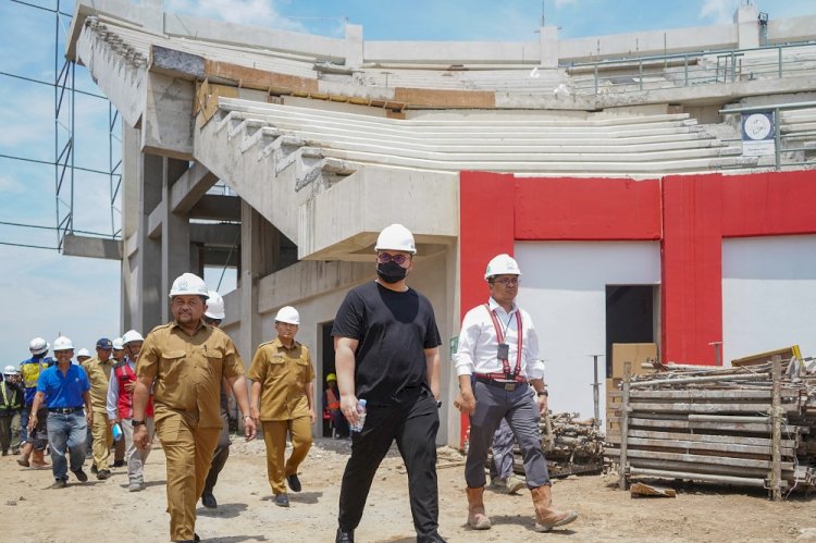 Bupati Kediri Hanindhito Himawan Pramana saat mengecek pembangunan stadion Gelora Daha Jayati/RMOLJatim