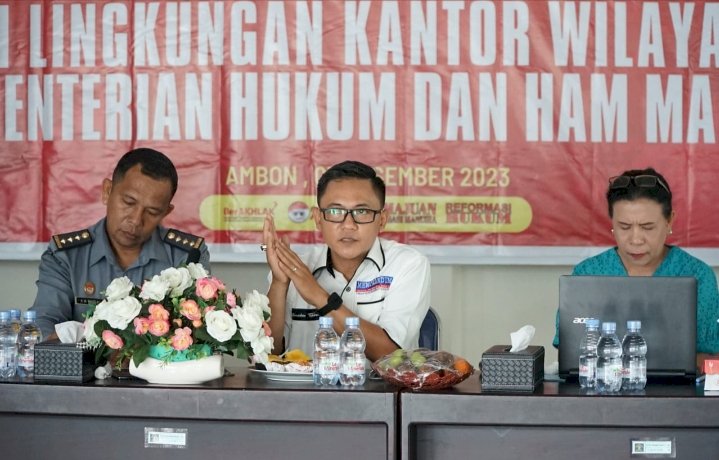 Pimred SKH Memorandum Sujatmiko menjadi pemateri didampingi dari Kemenkumham Maluku Abdul Malik Wagola (kiri) dan Lotje, pengurus PWI Maluku yang juga Pimred Harian Siwalima/ist