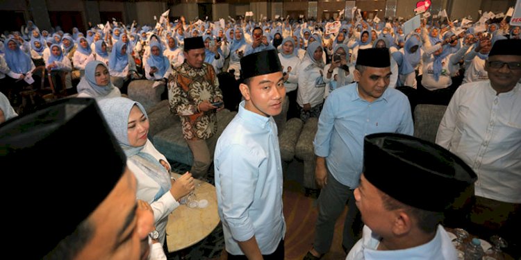 Cawapres nomor urut 2, Gibran Rakabuming Raka, menghadiri deklarasi Pergerakan Perempuan Muda Nahdliyin (Perdana) kepada pasangan Prabowo-Gibran di Grand Sahid Jaya, Jakarta, Rabu malam (6/12)/Istimewa