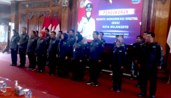 Walikota Mojokerto Ika Puspitasari saat mengukuhkan KKD kota Mojokerto/ist