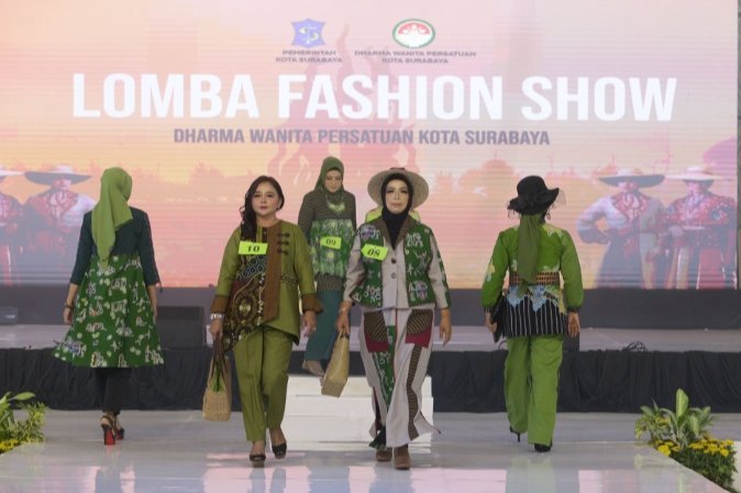 Gelar Fashion Show di HUT Ke-24, DWP Kota Surabaya Libatkan 28 UMKM Jahit Padat Karya