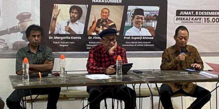 Guru Besar Hukum Pidana Universitas Al Azhar Indonesia (UAI), Prof Suparji Ahmad (kanan) dalam diskusi publik bertema Eksistensi dan Prospek Praperadilan di Jakarta, Jumat (8/12)/Ist