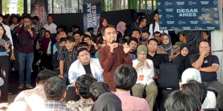 Komika Lampung Aulia Rakhman dalam acara diskusi "Desak Anies" di Bento Kopi, Lampung, Kamis (7/12)/ RMOLLampung