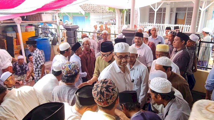 Warga Pulau Gili Ketapang Probolinggo saat menyambut kedatangan Habib Ali dan Faisol Riza. /RMOLJatim