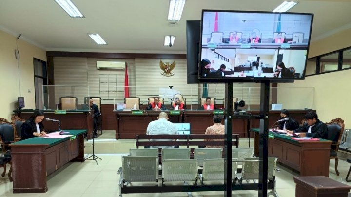 Teks foto: Dua terdakwa korupsi kredit jalani sidang perdana/RMOLJatim