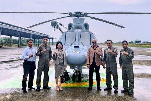 Ketum PPJT Syarifudin Rakib SH MH (Jas Coklat) bersama Kapten (TNI AL) Rangga dan Crew di depan Helikopter Panther AS 565 HBe HS 1305 satuan Skuadron Udara 100 Wing Udara 2 sebelum diberangkatkan ke Lebanon/Ist