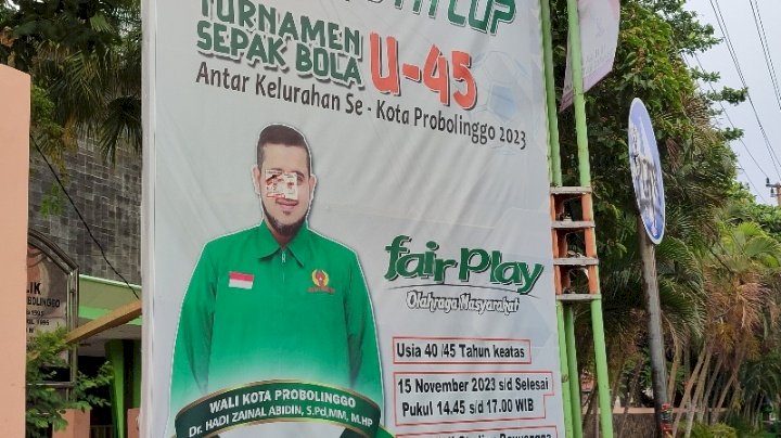 Caption : Banner Wali Kota Probolinggo Yang Ditempeli Sticker Ketua Umum PP