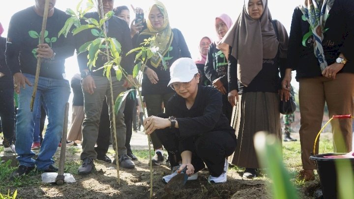 Foto : Mbak Chica saat aksi tanam pohon