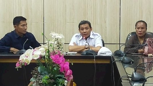 Foto: David Handoko Seto ( Tengah) saat rapat di ruang komisi B DPRD Jember.