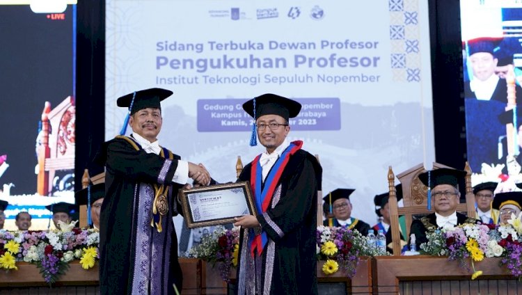 Prof Agung Purniawan ST MEng (kanan) saat menerima sertifikat pengukuhan menjadi Guru Besar ke-184 ITS oleh Ketua Dewan Profesor ITS Prof Dr Imam Robandi MT/Ist