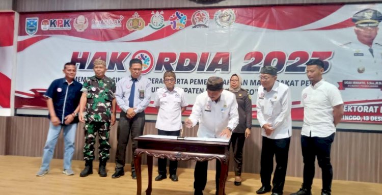  Pj Sekda Pemkab Probolinggo saat melakukan penandatanganan komitmen bersama berantas Korupsi. /RMOL Jatim