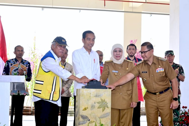 Presiden RI Joko Widodo didampingi Gubernur Jawa Timur Khofifah Indar Parawansa saat meresmikan Pasar Induk Among Tani di Kota Batu/Ist