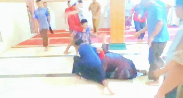 Potongan rekaman video seorang jamaah dikeroyok massa di dalam masjid/Repro