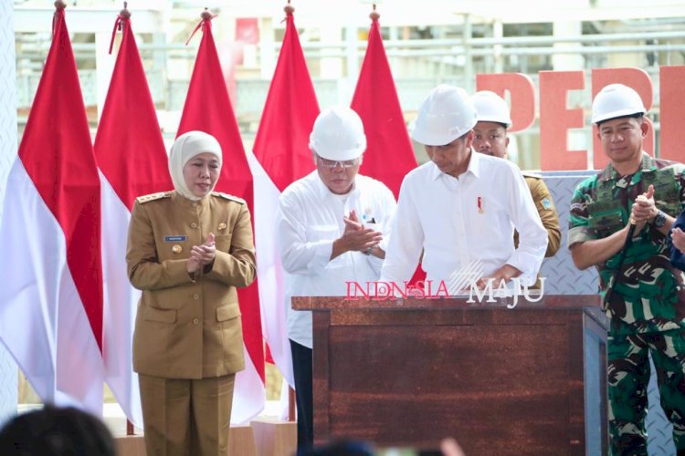 Gubernur Jawa Timur Khofifah Indar Parawansa saat mendampingi Presiden Jokowi meresmikan PT Smelting di Desa Roomo, Kecamatan Manyar, Kabupaten Gresik, Kamis (14/12)/Ist 