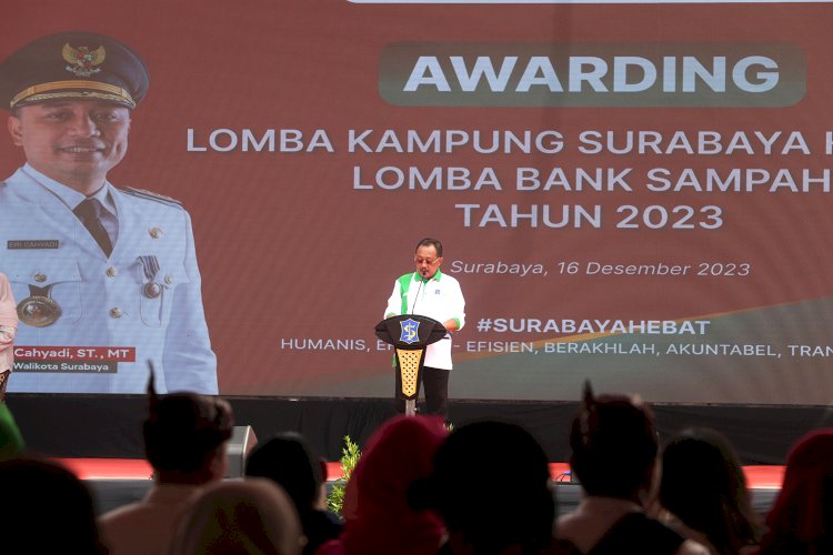 Teks foto: Armuji membacakan sambutan Wali Kota Surabaya Eri Cahyadil pada acara lmba Kampung Surabaya Hebat (KSH) dan lomba Bank Sampah di halaman Balai Kota Surabaya/RMOLJatim