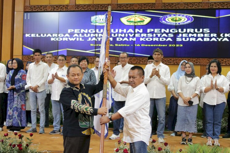 Ketua PWI Jatim Lutfil Hakim saat menerima pataka KAUJE dalam pelantikan dan pengukuhan Ketua KAUJE Korwil Jatim dan Korda Surabayal/Ist