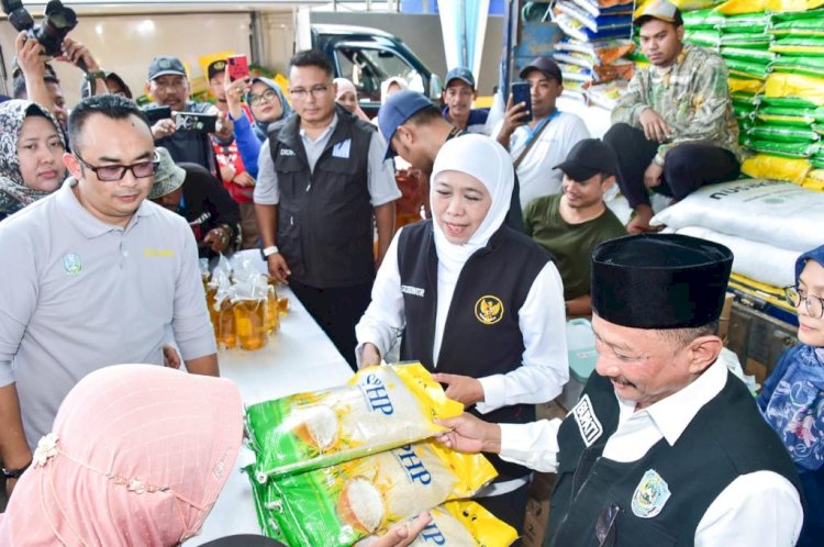 Gubernur Khofifah meninjau pasar murah di Situbondo/Ist