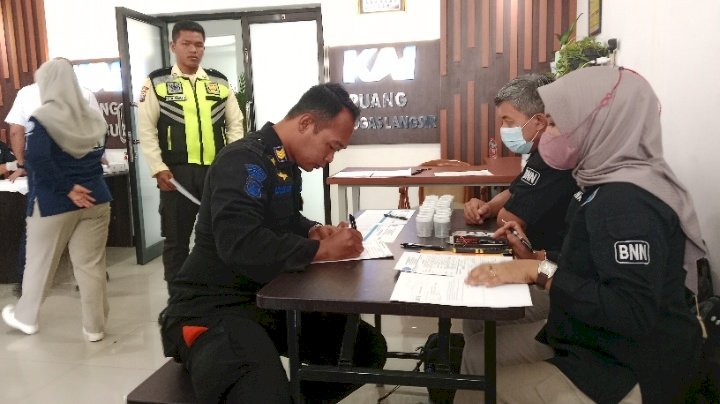 Keterangan foto : Para kru KA di Madiun jalani tes narkoba / RMOLJatim